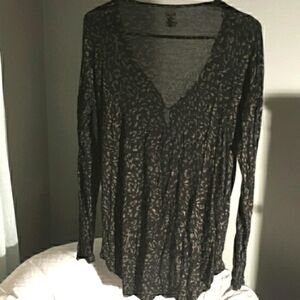 Jennifer Lopez, Dramatic black and gold metallic deep v-neck long sleeve top …